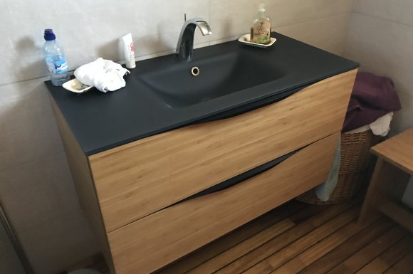 Fabrication de meuble de salle de bain en bambou caramel avec vasque en verre laquée noir